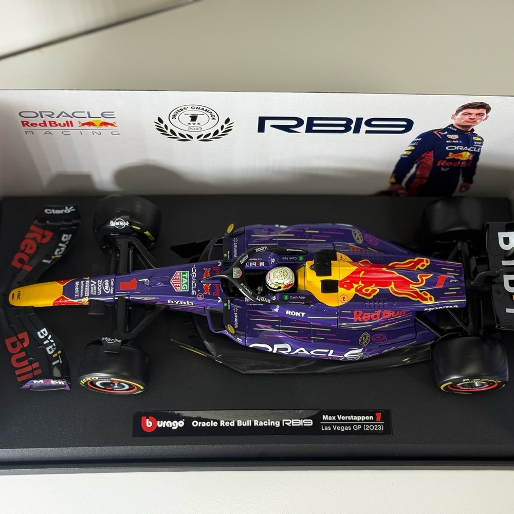 Red Bull Racing RB19 Model Car - Picture 7 of 15